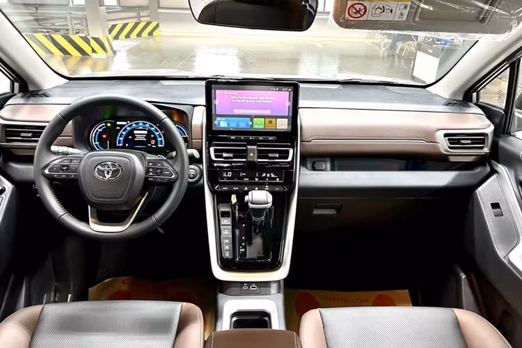 Toyota Innova Cross 2023 được phát triển dựa trên nền tảng khung thân liền khối TNGA-C, thay thế cho kết cấu khung gầm rời ở trên thế hệ cũ. Với chiều dài x rộng x cao lần lượt là 4.755 x 1.845 x 1.790(mm) và chiều dài cơ sở 2.850mm, kích thước của Innova Cross nhỉnh hơn nhóm MPV cỡ nhỏ (Xpander, Veloz Cross, BR-V) nhưng vẫn kém Custin và Carnival.