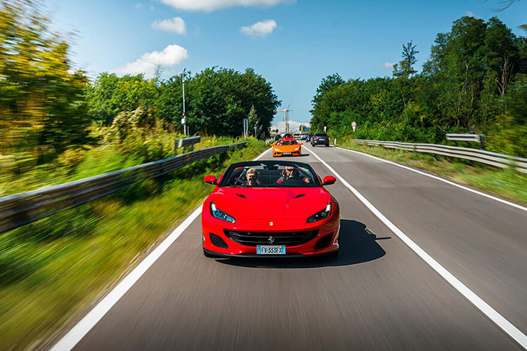 Ngoài ra, đoàn siêu xe Ferrari còn có chuyến thăm nhà máy Manteco lịch sử ở Prato, được thành lập vào năm 1943 và là một trong những công ty hàng đầu của Ý trong lĩnh vực dệt may.