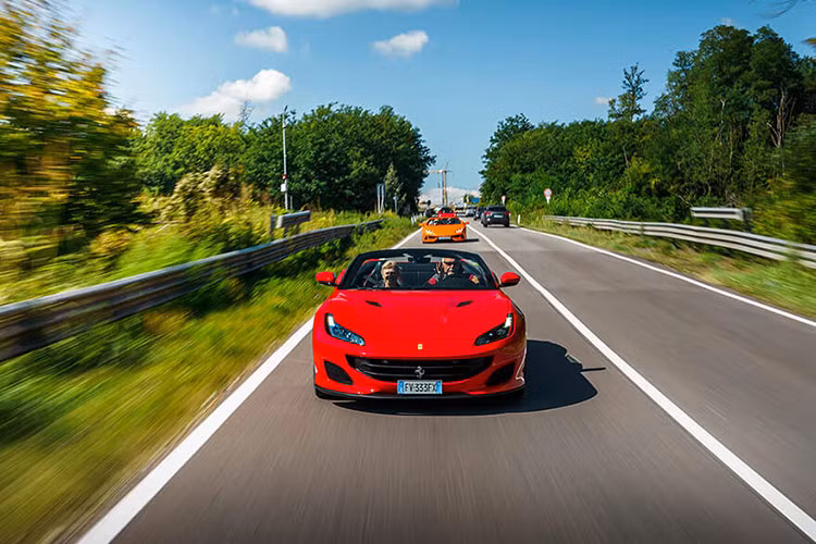 Ngoài ra, đoàn siêu xe Ferrari còn có chuyến thăm nhà máy Manteco lịch sử ở Prato, được thành lập vào năm 1943 và là một trong những công ty hàng đầu của Ý trong lĩnh vực dệt may.