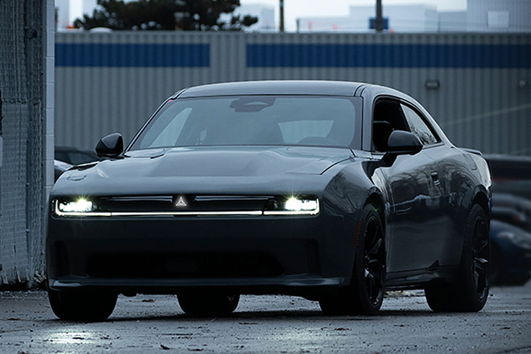 So với bản concept ra mắt cách đây hơn 1 năm, phiên bản tiền sản xuất của Dodge Charger sở hữu cụm đèn LED dạng kép vuông vức, gợi nhớ thế mẫu Charger thế hệ thứ 5 ra mắt từ năm 1981.
