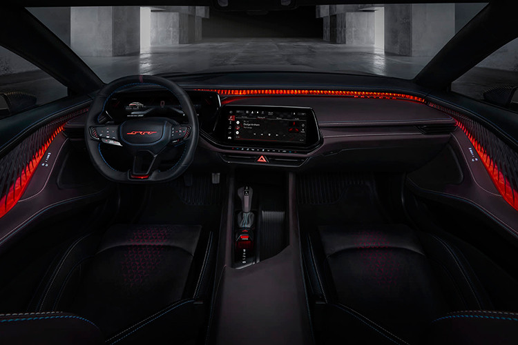 Dưới bài đăng của Dodge trên các nền tảng xã hội như Facebook, Instagram, X (Twitter)..., phần lớn các bình luận đều mang tính tiêu cực, cho rằng hãng xe đã mất chất khi chuyển từ động cơ V8 sang động cơ thuần điện.