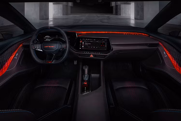 Dưới bài đăng của Dodge trên các nền tảng xã hội như Facebook, Instagram, X (Twitter)..., phần lớn các bình luận đều mang tính tiêu cực, cho rằng hãng xe đã mất chất khi chuyển từ động cơ V8 sang động cơ thuần điện.