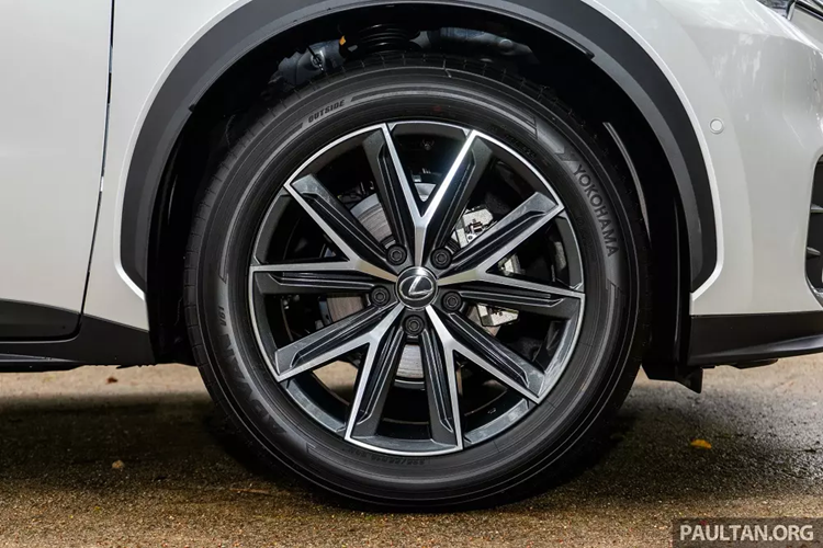 Mẫu xe này được áp dụng ngôn ngữ thiết kế Lexus Next Chapter mới, tương tự những người anh em cùng thương hiệu như NX và RX. Xe vẫn có những chi tiết thiết kế đặc trưng của Lexus như lưới tản nhiệt hình con suốt và dải đèn LED định vị ban ngày chữ "L" sắc sảo.