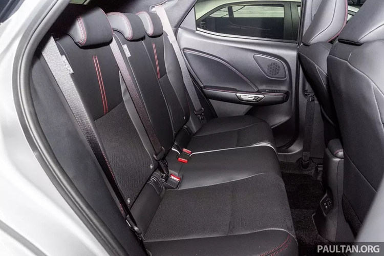 Trước mặt người lái là vô lăng 3 chấu, bảng đồng hồ kỹ thuật số 7 inch ở bản thấp và 12,3 inch ở bản cao. Ngoài ra, bản cao cấp của xe còn có thêm màn hình hiển thị thông tin kính lái HUD và hệ thống âm thanh Mark Levinson Premium Surround Sound 13 loa.