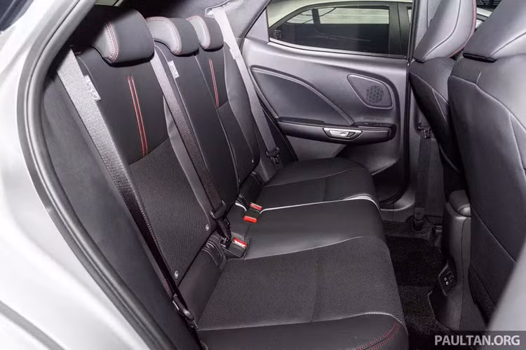 Trước mặt người lái là vô lăng 3 chấu, bảng đồng hồ kỹ thuật số 7 inch ở bản thấp và 12,3 inch ở bản cao. Ngoài ra, bản cao cấp của xe còn có thêm màn hình hiển thị thông tin kính lái HUD và hệ thống âm thanh Mark Levinson Premium Surround Sound 13 loa.