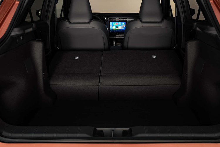 Nằm bên dưới nắp ca-pô của Lexus LBX ở thị trường Malaysia là hệ truyền động hybrid, bao gồm máy xăng 3 xi-lanh, hút khí tự nhiên, dung tích 1.5L, cho công suất tối đa 91 mã lực và mô-men xoắn cực đại 120 Nm.