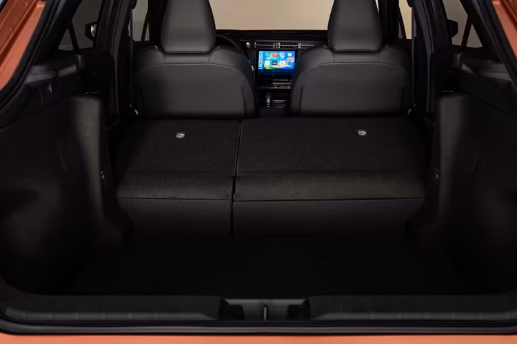 Nằm bên dưới nắp ca-pô của Lexus LBX ở thị trường Malaysia là hệ truyền động hybrid, bao gồm máy xăng 3 xi-lanh, hút khí tự nhiên, dung tích 1.5L, cho công suất tối đa 91 mã lực và mô-men xoắn cực đại 120 Nm.