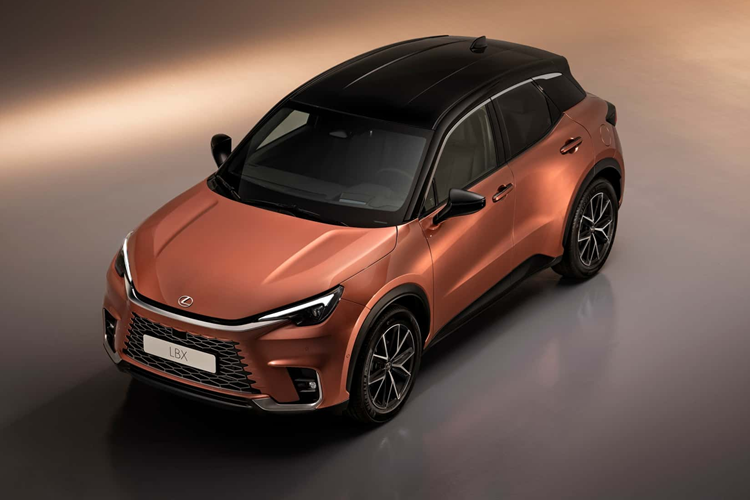 Ngoài ra, xe còn có hệ thống hỗ trợ ôm cua chủ động, nhận biết biển báo giao thông, cảnh báo điểm mù, cảnh báo va chạm khi mở cửa và đèn pha tự động. Bản cao cấp sẽ có thêm camera 360 độ với tính năng "nắp ca-pô trong suốt" và hệ thống hỗ trợ đỗ xe Lexus Teammate Advanced Park.