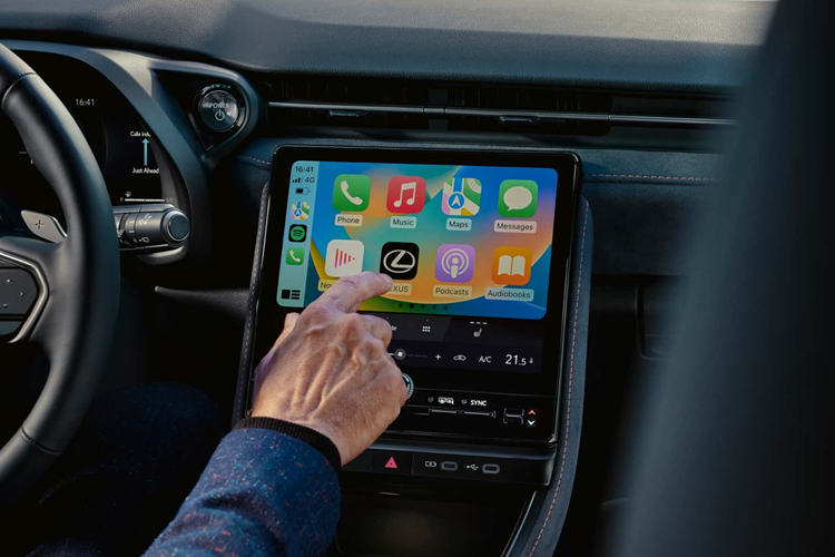 Chìa khóa thông minh, khởi động nút bấm, gương chiếu hậu chống chói tự động, hệ thống định vị và cửa cốp chỉnh điện. Gương chiếu hậu kỹ thuật số sẽ dành cho bản cao cấp. Hàng ghế sau của Lexus LBX có thể gập xuống để tăng dung tích khoang hành lý từ 315 lít lên 992 lít.