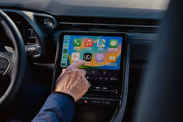 Chìa khóa thông minh, khởi động nút bấm, gương chiếu hậu chống chói tự động, hệ thống định vị và cửa cốp chỉnh điện. Gương chiếu hậu kỹ thuật số sẽ dành cho bản cao cấp. Hàng ghế sau của Lexus LBX có thể gập xuống để tăng dung tích khoang hành lý từ 315 lít lên 992 lít.