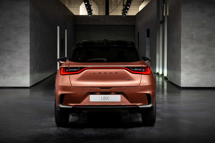 Hiện chưa có thông tin về việc Lexus LBX được bán ở thị trường Việt Nam. Tuy nhiên, sẽ không ngạc nhiên nếu thương hiệu Lexus đưa mẫu SUV hạng sang này về Việt Nam vào cuối năm nay để lấp chỗ trống của IS mới bị "khai tử".