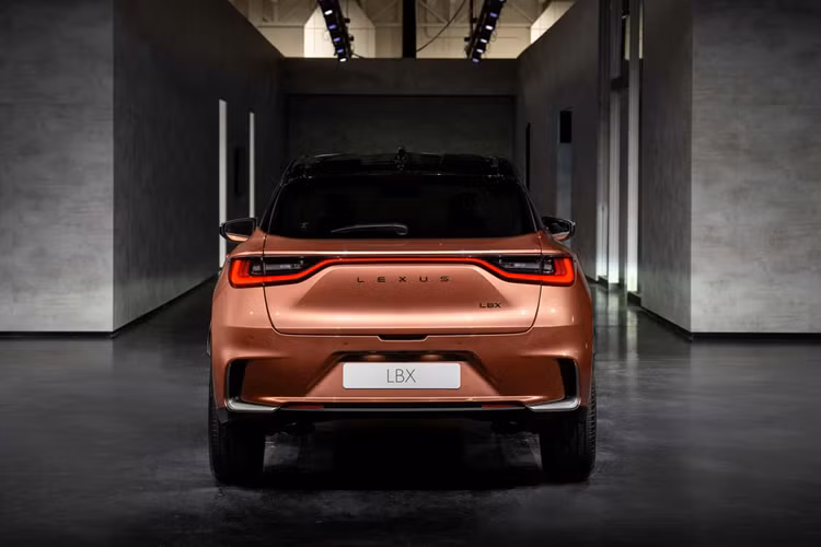 Hiện chưa có thông tin về việc Lexus LBX được bán ở thị trường Việt Nam. Tuy nhiên, sẽ không ngạc nhiên nếu thương hiệu Lexus đưa mẫu SUV hạng sang này về Việt Nam vào cuối năm nay để lấp chỗ trống của IS mới bị "khai tử".