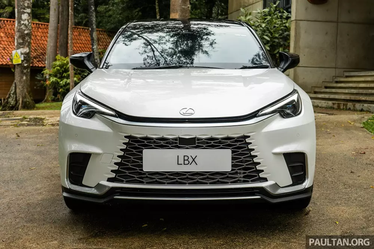 Tại thị trường Malaysia, mức giá xe Lexus LBX 2024 cho 2 phiên bản là Premium và Luxury cùng mức bán dao động từ 238.888 - 268.888 RM (khoảng 1,29 - 1,45 tỷ đồng). Với giá bán này, LBX là mẫu xe Lexus rẻ nhất ở thị trường Malaysia hiện nay.