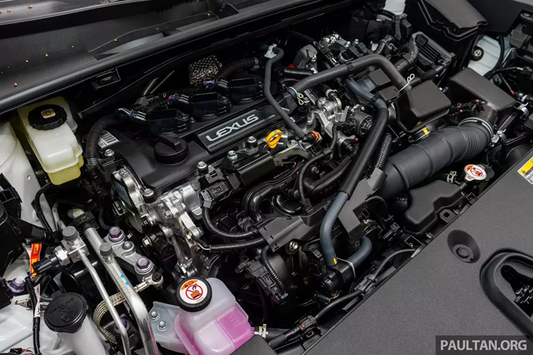 Động cơ đi với mô-tơ điện mạnh 94 mã lực/185 Nm, pin NiMH và hộp số tự động eCVT. Tổng cộng, mẫu SUV hạng sang này có công suất 136 mã lực. Cuối cùng là những trang bị an toàn như camera lùi, 8 túi khí và gói trợ lái nâng cao Lexus Safety System+ tiêu chuẩn.