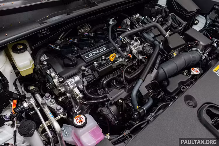 Động cơ đi với mô-tơ điện mạnh 94 mã lực/185 Nm, pin NiMH và hộp số tự động eCVT. Tổng cộng, mẫu SUV hạng sang này có công suất 136 mã lực. Cuối cùng là những trang bị an toàn như camera lùi, 8 túi khí và gói trợ lái nâng cao Lexus Safety System+ tiêu chuẩn.