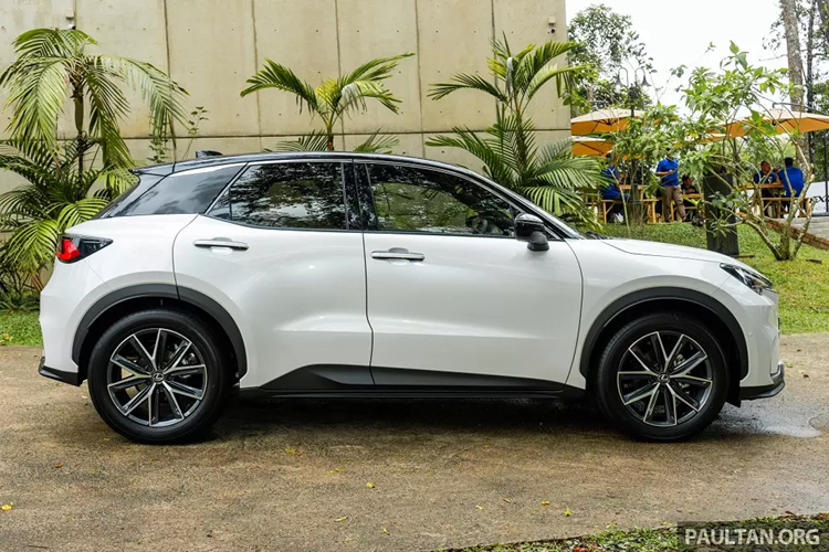 Được nhập khẩu nguyên chiếc từ Nhật Bản, Lexus LBX là phiên bản hạng sang của Toyota Yaris Cross. Được phát triển dựa trên cơ sở gầm bệ Toyota New Global Architecture (GA-B), mẫu SUV hạng sang này có kích thước dài x rộng x cao khá nhỏ, lần lượt 4.190 x 1.825 x 1.560 mm và chiều dài cơ sở 2.580 mm.