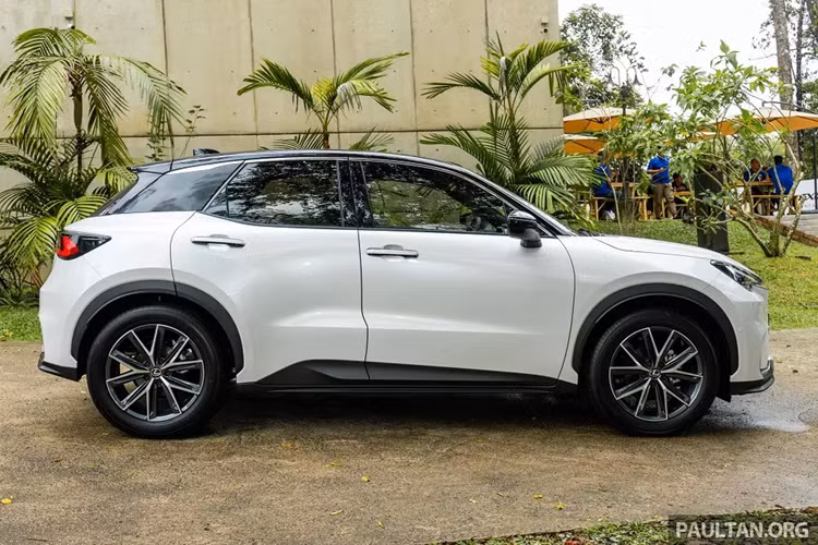 Được nhập khẩu nguyên chiếc từ Nhật Bản, Lexus LBX là phiên bản hạng sang của Toyota Yaris Cross. Được phát triển dựa trên cơ sở gầm bệ Toyota New Global Architecture (GA-B), mẫu SUV hạng sang này có kích thước dài x rộng x cao khá nhỏ, lần lượt 4.190 x 1.825 x 1.560 mm và chiều dài cơ sở 2.580 mm.