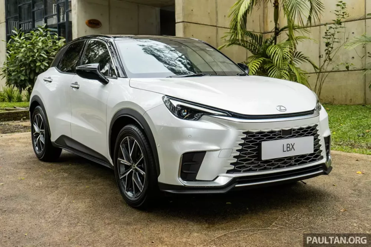 Từ đầu năm đến nay, mẫu SUV hạng sang Lexus LBX 2024 mới đã liên tục được giới thiệu tại các thị trường Đông Nam Á. Sau Philippines, Singapore và Thái Lan, mẫu xe này tiếp tục ra mắt thêm một thị trường Đông Nam Á nữa là Malaysia.