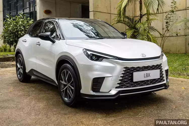 Từ đầu năm đến nay, mẫu SUV hạng sang Lexus LBX 2024 mới đã liên tục được giới thiệu tại các thị trường Đông Nam Á. Sau Philippines, Singapore và Thái Lan, mẫu xe này tiếp tục ra mắt thêm một thị trường Đông Nam Á nữa là Malaysia.