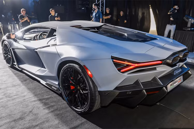Là siêu xe thương mại đầu tiên của Lamborghini được trang bị hệ truyền động plug-in hybrid (PHEV), vì thế, Revuelto nhận được nhiều sự quan tâm của người tiêu dùng.