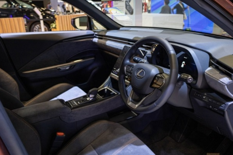 Lexus LBX 2024 có thể tích khoang hành lý là 332 lít đối với phiên bản cầu trước và con số trên sẽ thấp hơn một chút đối với bản AWD (do được bổ sung mô tơ điện phía sau).