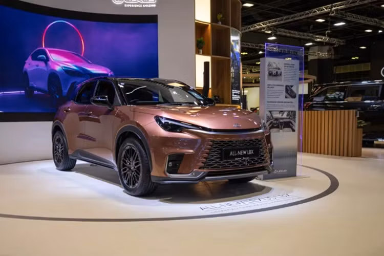 Cung cấp sức mạnh cho Lexus LBX tại khu vực Đông Nam Á vẫn là hệ truyền động hybrid dựa trên động cơ xăng 3 xi-lanh, dung tích 1,5 lít cho ra công suất kết hợp là 134 mã lực và mô-men xoắn cực đại là 185 Nm. Đi kèm với đó là hộp số biến thiên vô cấp CVT và các tùy chọn hệ dẫn động cầu trước hoặc bốn bánh.