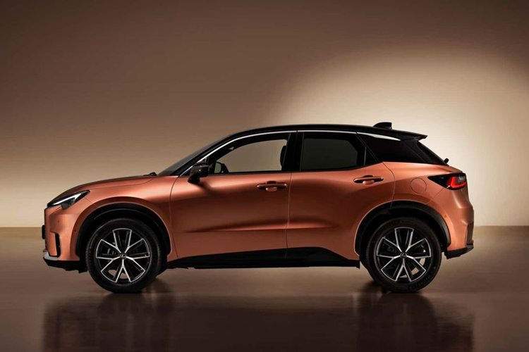 Lexus cho biết, phiên bản có hệ dẫn động bốn bánh còn được bổ sung một mô tơ điện nữa đặt ở trục sau. Tuy nhiên, công suất của phiên bản này hiện chưa được công bố.