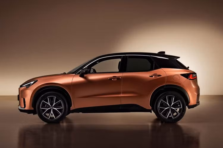 Lexus cho biết, phiên bản có hệ dẫn động bốn bánh còn được bổ sung một mô tơ điện nữa đặt ở trục sau. Tuy nhiên, công suất của phiên bản này hiện chưa được công bố.