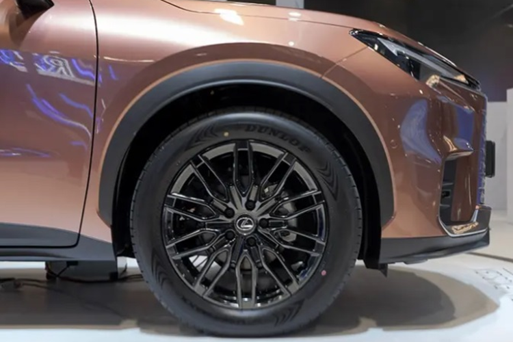 Hai cụm đèn pha được nối với nhau bằng nẹp màu đen bóng, tạo thành một đường viền phân chia phần nắp ca pô và lưới tản nhiệt. Khu vực thân xe được tạo hình bởi những đường cắt xẻ mạnh mẽ, mở rộng ở 2 vòm bánh xe và thu gọn lại ở vị trí trung tâm, tạo nên kết cấu kiểu widebody. Mâm xe kích thước dao động từ 17 - 18 inch và có nhiều tùy chọn họa tiết.