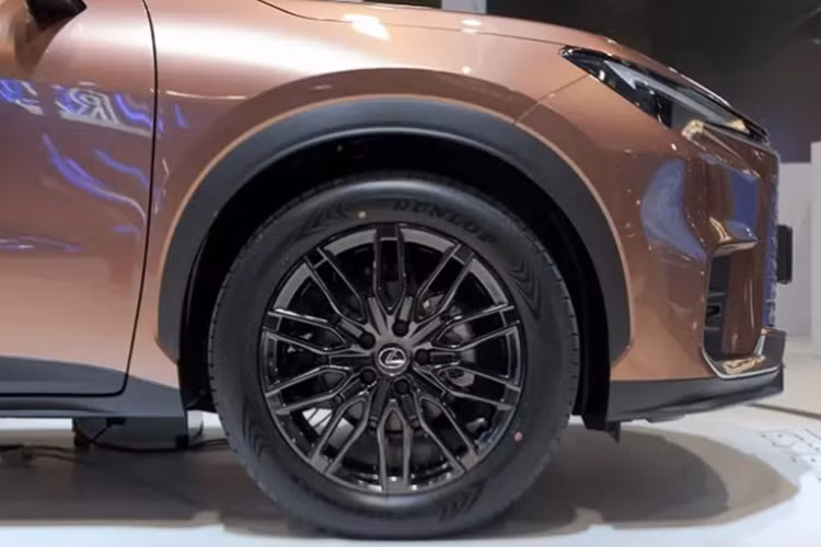 Hai cụm đèn pha được nối với nhau bằng nẹp màu đen bóng, tạo thành một đường viền phân chia phần nắp ca pô và lưới tản nhiệt. Khu vực thân xe được tạo hình bởi những đường cắt xẻ mạnh mẽ, mở rộng ở 2 vòm bánh xe và thu gọn lại ở vị trí trung tâm, tạo nên kết cấu kiểu widebody. Mâm xe kích thước dao động từ 17 - 18 inch và có nhiều tùy chọn họa tiết.