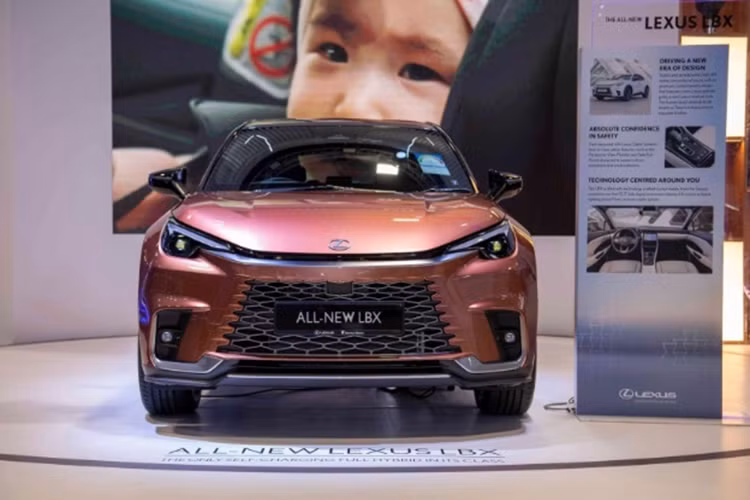 Ra mắt toàn cầu từ tháng 6/2023, Lexus LBX 2024 mới vốn được phát triển dựa trên cơ sở gầm bệ TNGA-B của Toyota, tương tự Yaris Cross đang bán tại một số thị trường như châu Âu, Nhật Bản và Singapore. Vì vậy, mẫu xe này còn được coi là phiên bản hạng sang của Toyota Yaris Cross.