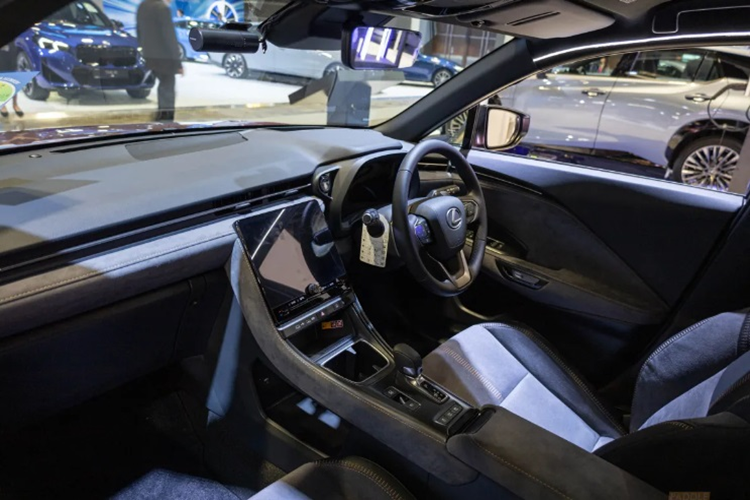 Về nội thất, bên trong khoang cabin của Lexus LBX 2024 nổi bật với cụm công cụ kỹ thuật số 12,3 và màn hình giải trí 9,8 inch. Màn hình HUD là trang bị tùy chọn. Cùng với đó, mẫu CUV cỡ nhỏ này còn được trang bị hệ thống âm thanh 13 loa Mark Levinson, đi kèm với một loa siêu trầm.