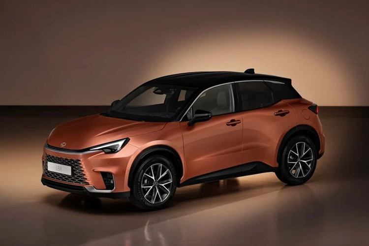 Với sức mạnh đến từ khối động cơ, mẫu CUV này có thể tăng tốc từ 0 - 100 km/h trong 9,2 giây và sức kéo tối đa là 750 kg. Tất cả các phiên bản của Lexus LBX 2024 đều có hệ thống treo trước thanh chống MacPherson trong khi phía sau sử dụng treo thanh xoắn cho các mẫu FWD và xương đòn kép đối với hệ dẫn động AWD.