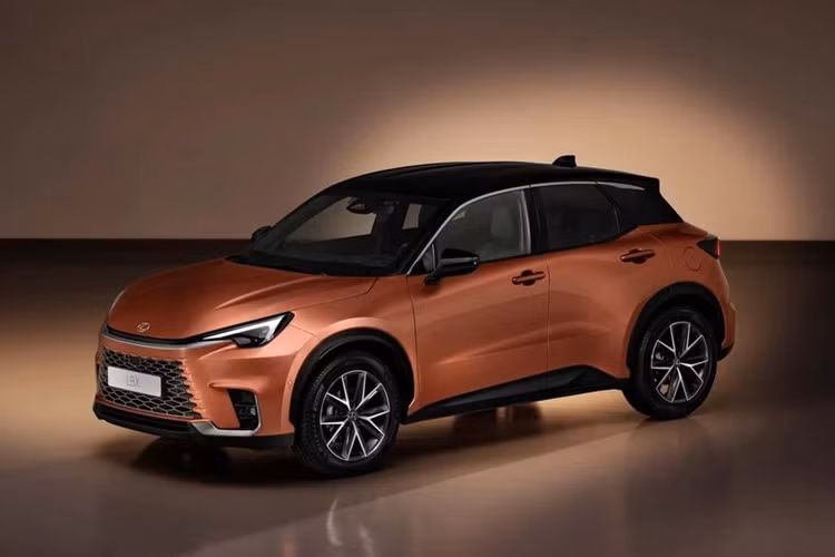 Với sức mạnh đến từ khối động cơ, mẫu CUV này có thể tăng tốc từ 0 - 100 km/h trong 9,2 giây và sức kéo tối đa là 750 kg. Tất cả các phiên bản của Lexus LBX 2024 đều có hệ thống treo trước thanh chống MacPherson trong khi phía sau sử dụng treo thanh xoắn cho các mẫu FWD và xương đòn kép đối với hệ dẫn động AWD.