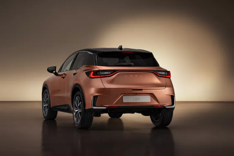 Về trang bị an toàn, xe sở hữu hàng loạt tính năng hỗ trợ lái như: phanh khẩn cấp tự động, hỗ trợ giữ làn đường, giám sát điểm mù, cảnh báo phương tiện cắt ngang phía sau, nhận dạng biển báo giao thông và hệ thống hỗ trợ người lái Lexus Safety System+. Hiện mức giá xe Lexus LBX 2024 vẫn chưa được công bố.