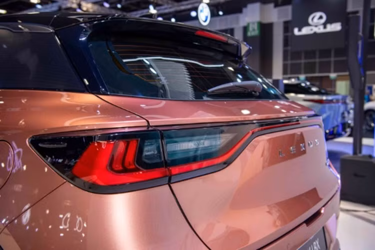 Phía đuôi xe của Lexus LBX có cụm đèn hậu LED hình chữ "L", nối với nhau thành dải đèn nằm vắt ngang cửa cốp. Phía dưới dải đèn này là tem chữ nổi "Lexus" thay cho logo của hãng. Tương tự cản trước, cản sau của xe cũng có khe nằm dọc, trang trí bằng nẹp mạ crôm hình chữ "L".