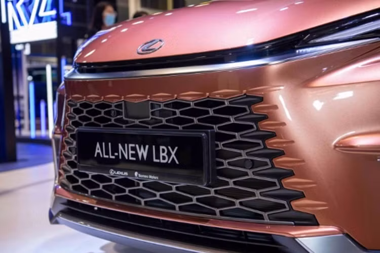 Điều này được thể hiện rõ qua khu vực đầu xe với lưới tản nhiệt hình con suốt, đi kèm mắt lưới hình lục giác. Ở hai bên của mặt ca lăng là cụm đèn pha nhỏ gọn, kết hợp dải đèn LED định vị ban ngày hình chữ "L" đặc trưng của thương hiệu Lexus.