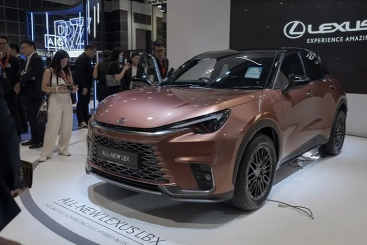 Mẫu xe SUV Lexus LBX 2024 sở hữu kích thước dài x rộng x cao lần lượt là 4.190 x 1.825 x 1.560 (mm), chiều dài cơ sở 2.580 mm. Với kích thước này, xe được định vị ở giữa 2 phân khúc CUV cỡ A và cỡ B. LBX có thiết kế khá tương đồng với “người anh em” Lexus RX thế hệ mới.