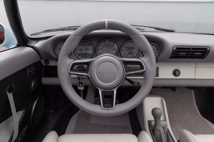 Những thay đổi chính bao gồm vòm loe ra và cản trước và sau được thiết kế lại, tất cả đều được hoàn thiện bằng tông màu xanh Meissen Blue tuyệt đẹp. Đề can của hãng độ trang trí hai bên hông, tạo thêm nét độc đáo cho tính thẩm mỹ của xe.