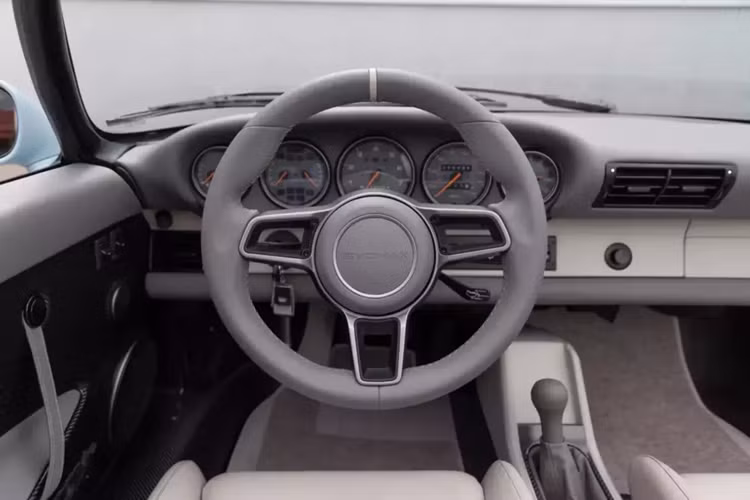 Những thay đổi chính bao gồm vòm loe ra và cản trước và sau được thiết kế lại, tất cả đều được hoàn thiện bằng tông màu xanh Meissen Blue tuyệt đẹp. Đề can của hãng độ trang trí hai bên hông, tạo thêm nét độc đáo cho tính thẩm mỹ của xe.