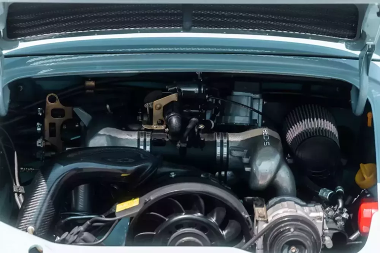 Trong khi một số người theo chủ nghĩa thuần túy của Porsche có thể phản đối những thay đổi táo bạo này, nhưng công bằng mà nói những bản cập nhật này sẽ mang đến một cá tính mới cho Speedster, khiến nó trông giống như một phiên bản xe cơ bắp cổ điển của Đức, nổi bật, táo bạo và đầy cá tính.