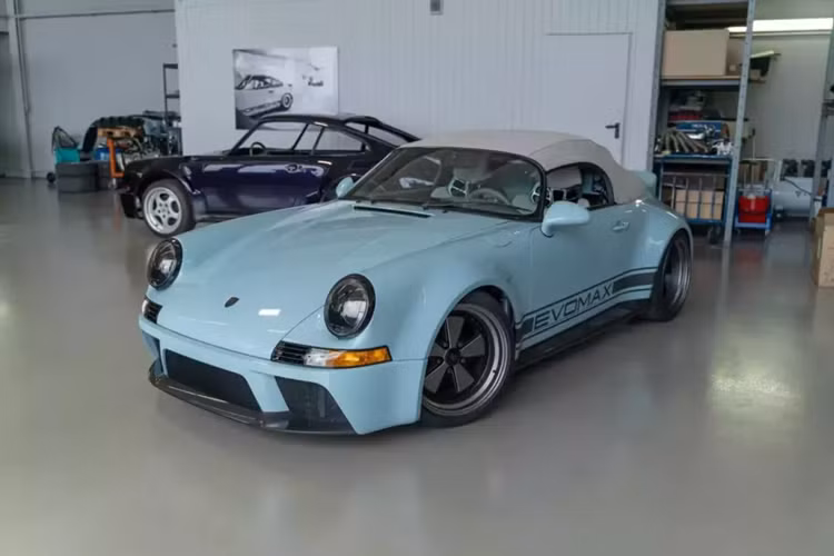 Có thể nhiều người sẽ không thích Porsche 911 Speedster đời 1994 này vì nó phá vỡ nguyên tắc của 1 mẫu xe 911 mui trần huyền thoại nhất hãng xe Đức, nhưng không thể phủ nhận ngoại hình của chiếc xe này hiện tại có thể còn thu hút sự chú ý hơn cả những chiếc siêu xe hiện đại hào nhoáng nhất bây giờ nếu nó được trưng bày trong 1 sự kiện siêu xe.