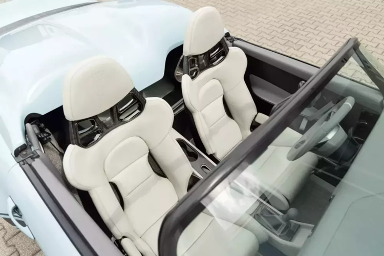 Evomax đã thay thế thân xe nguyên bản trên Porsche 911 Speedster của Barry Bonds bằng các thành phần carbon-kevlar nhẹ, mang lại cho chiếc xe vẻ ngoài hung hăng và cơ bắp hơn.