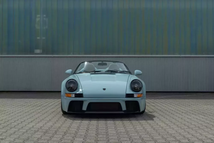 Chiếc 911 Speedster này là một trong số 427 chiếc được sản xuất cho thị trường Hoa Kỳ và được giao mới cho chính Bonds. Không hài lòng với hình dạng ban đầu của nó, Bonds đã ủy quyền cho Vittorio Strosek biến đổi nó thành chiếc xe mà hiện được gọi là "Mega Speedster", hoàn toàn thay đổi tính thẩm mỹ của chiếc xe.