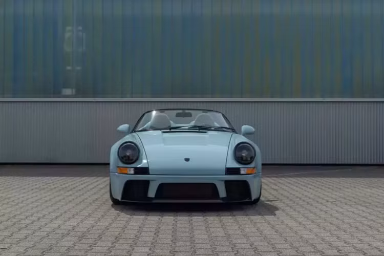 Chiếc 911 Speedster này là một trong số 427 chiếc được sản xuất cho thị trường Hoa Kỳ và được giao mới cho chính Bonds. Không hài lòng với hình dạng ban đầu của nó, Bonds đã ủy quyền cho Vittorio Strosek biến đổi nó thành chiếc xe mà hiện được gọi là "Mega Speedster", hoàn toàn thay đổi tính thẩm mỹ của chiếc xe.