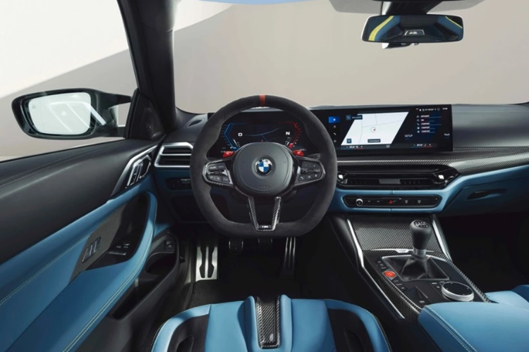 Khách hàng chọn BMW M3 và M4 gói ngoại thất M Carbon cũng phải bỏ ra số tiền lên đến 310 triệu đồng hay ghế xe đua M Carbon bucket giá 325 triệu đồng. Trang bị đắt đỏ nhất có lẽ phải kế đến hệ thống phanh M Carbon Ceramic có giá tới 650 triệu đồng.