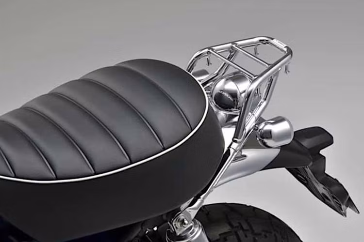 Honda Monkey được xem là hiện thân của Z50 xuất xưởng vào những năm 70. Thiết kế của xe theo phong cách hoài cổ do đó các bộ phận của xe như gương hậu, viền đèn pha, đèn sau, xi-nhan, chắn bùn đều được mạ crom – đặc trưng cho kiểu mẫu xe máy cổ điển.