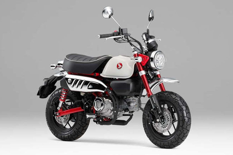 Honda Monkey 125 2025 vẫn sở hữu kích thước chiều dài x rộng x cao lần lượt là 1.710 x 755 x 1.030 (mm), chiều dài cơ sở 1.145mm. Xe có chiều cao yên 776mm, khoảng sáng gầm xe 175mm, trọng lượng 104kg và dung tích bình xăng 5,6 lít.