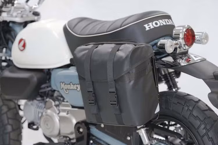 Honda Monkey 125 2025 được cung cấp 3 tùy chọn màu sơn ngoại thất mới: Đỏ Millennium Red 2, xám Pearl Cadet Grey và đen Scene Silver Metallic. Trong đó, màu đỏ gợi kỷ niệm về những chiếc Monkey đầu tiên, còn màu xám và đen là hai màu sắc khá phổ biến trên các dòng xe minibike của Honda.