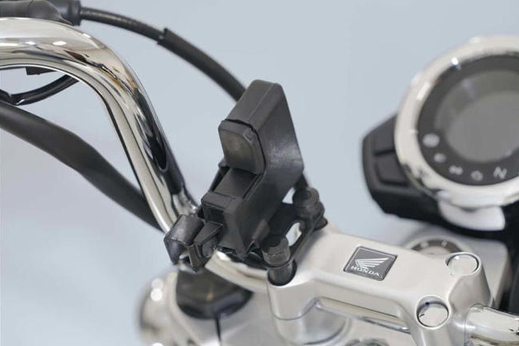 Honda Monkey 125 2025 được trang bị đèn dạng tròn với 2 dải định vị LED ban ngày hình bán nguyệt. Đèn pha LED chia làm 2 tầng, chia cách nhau bởi 1 thanh ngang. Đèn xi nhan tách rời cũng là dạng LED. Mặc dù có bề ngoài “nhỏ con” song mẫu xe này lại có âm lượng còi rất lớn.